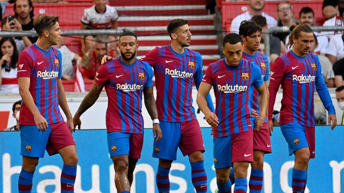 The players of the Barça celebrating a goal of Memphis Depay in front of the Stuttgart