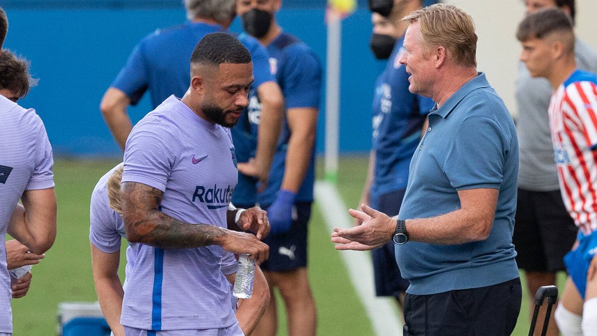 Ronald Koeman y Memphis Depay durante un partido del Barça