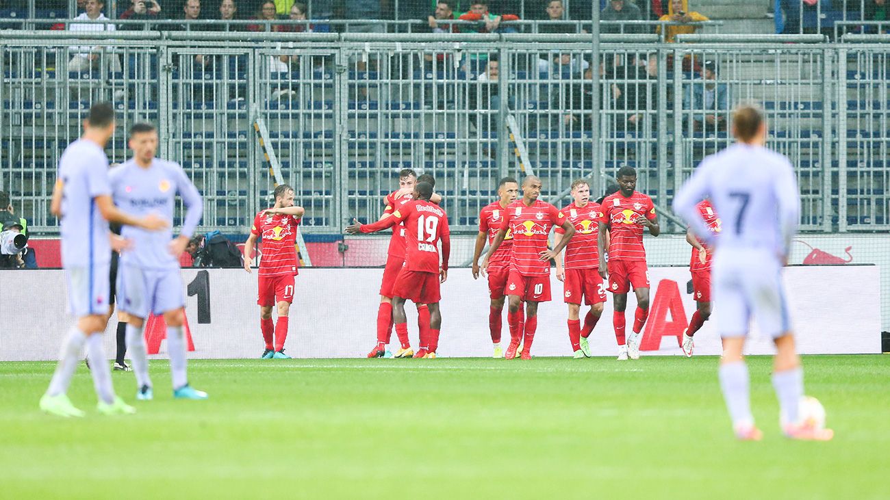 El RB Salzburg celebra su gol ante el Barça