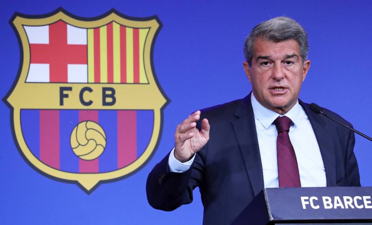 Joan Laporta appears in front of the media