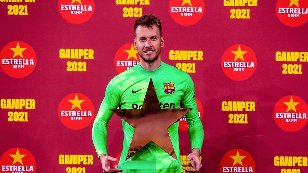 Neto, con el premio Estrella del Joan Gamper (Imagen: @FCBarcelona_es en Twitter)