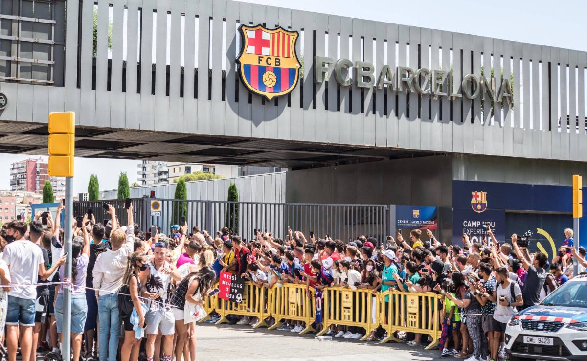 Fans react in front of the exit of Messi of the Barça