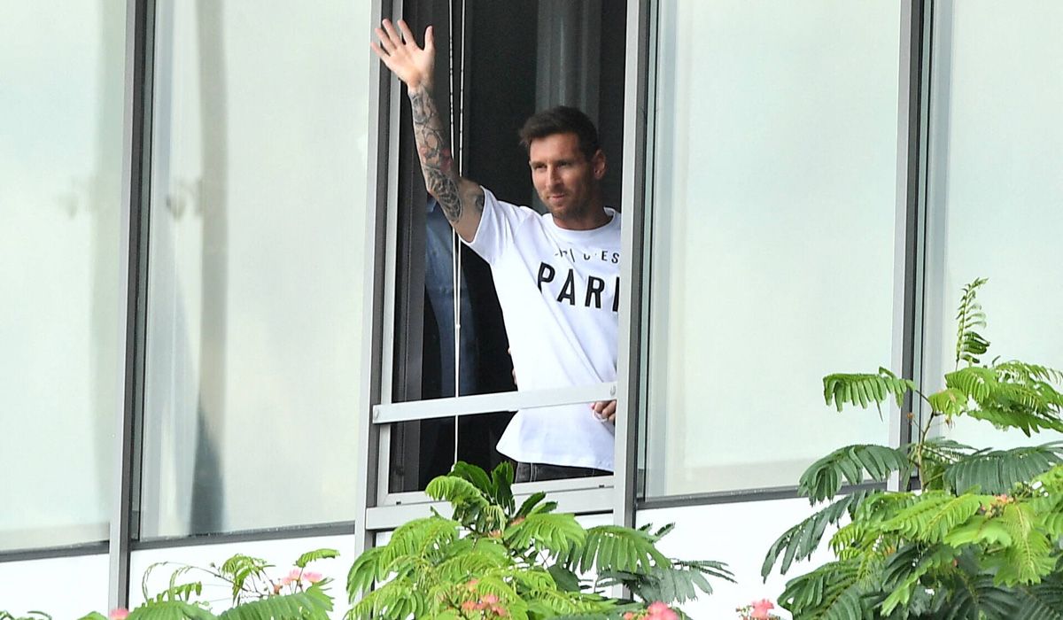 Lionel Messi greets to the fans from his arrival to the airport of Paris