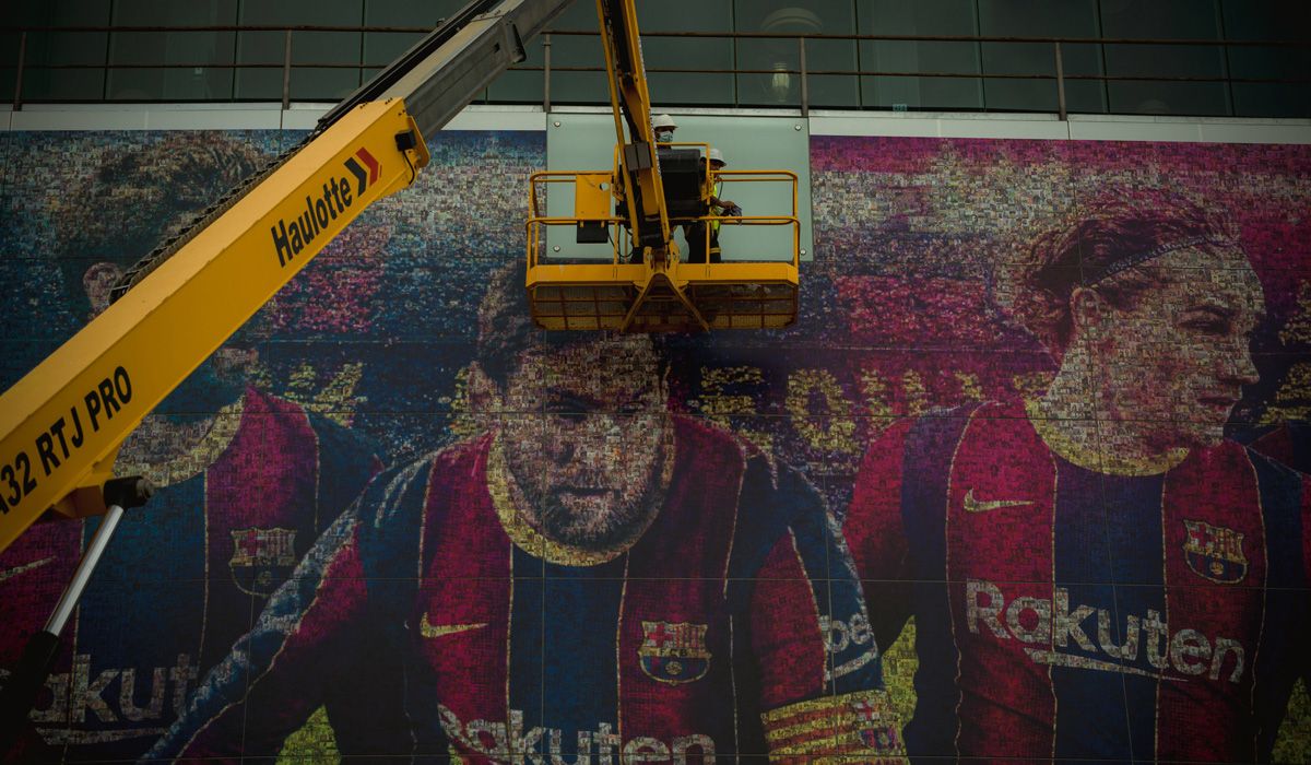 El mural de Lionel Messi siendo retirado del Camp Nou