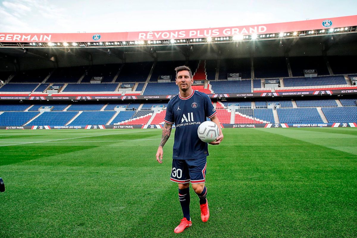 Messi with the uniform of the PSG / photo: @PSG_spanish