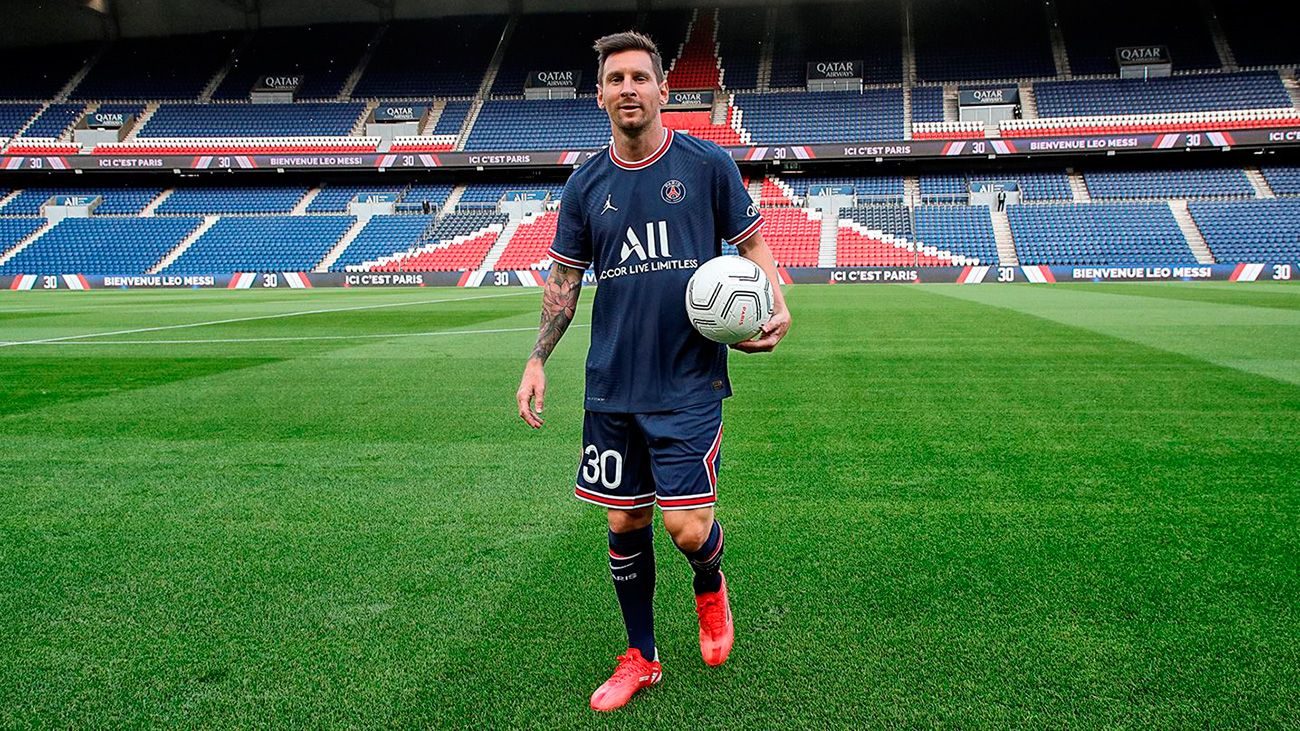 Leo Messi with the T-shirt of the PSG / Image: Twitter Official PSG