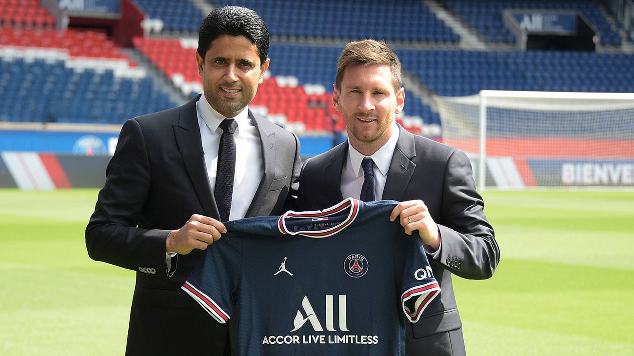 Nasser Al-Khelaïfi posa con Messi en su presentación