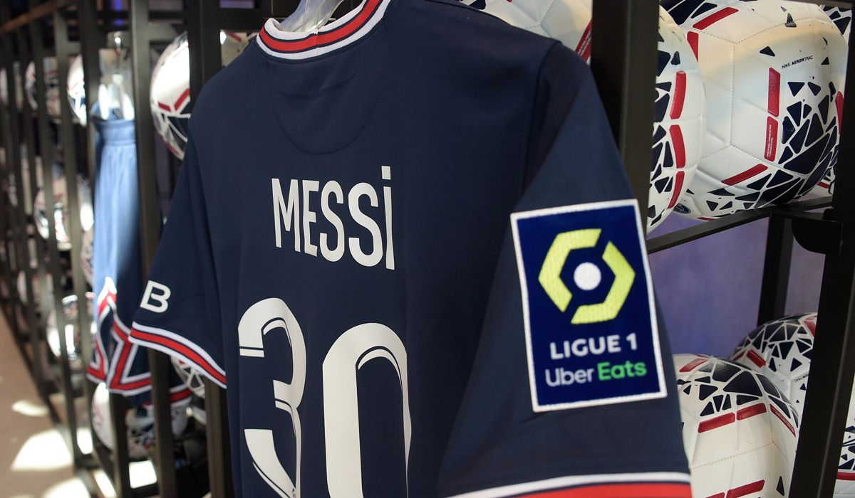 La camiseta de Lionel Messi siendo comercializada en París