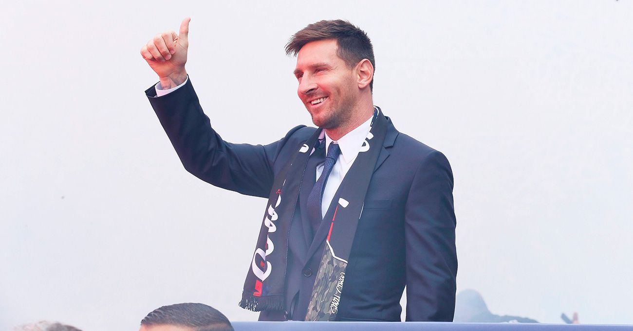 Leo Messi saluda a los aficionados del PSG