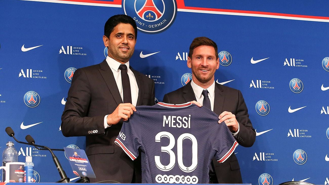 Leo Messi posa con Al-Khelaïfi con su camiseta