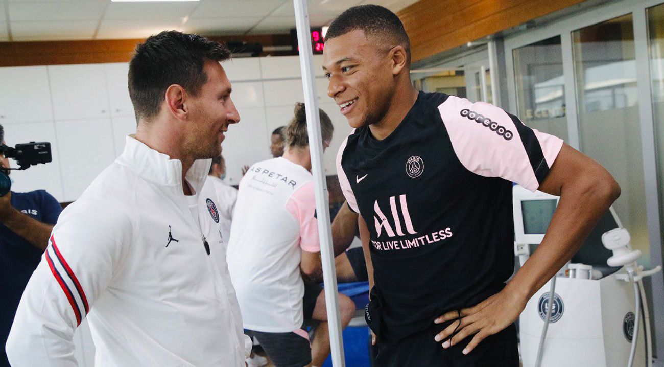Messi and Mbappé greet  / Image: Twitter Official Kylian Mbappé