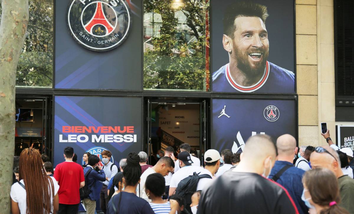 Aficionados del PSG a las afueras de una tienda esperan para comprar camisetas