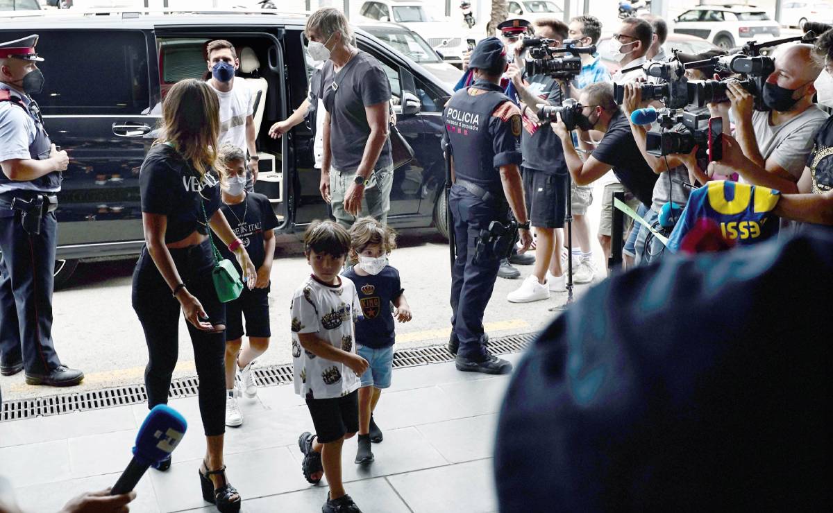 La familia Messi abandona Barcelona antes de viajar a París