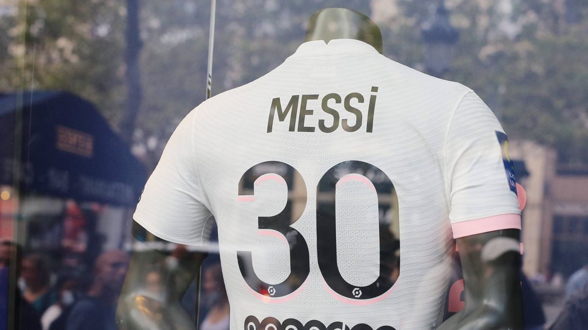 La camiseta de Leo Messi, en una de las tiendas oficiales del PSG