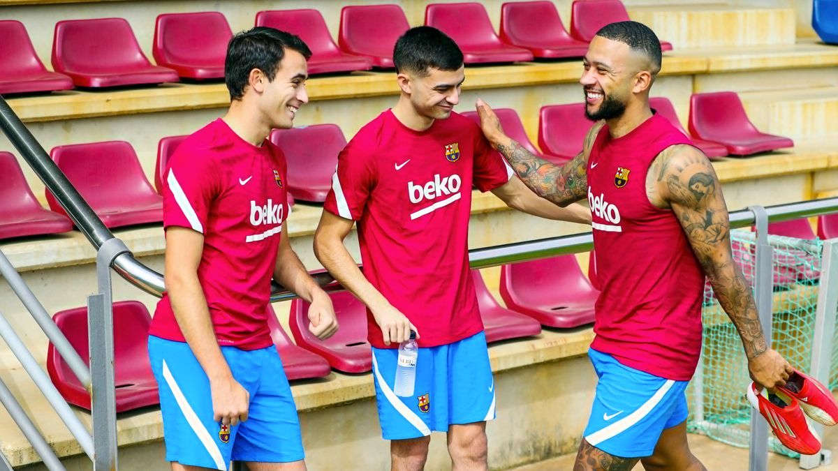 Memphis Depay, Pedri y Pedri, en un entrenamiento (Imagen: FC Barcelona en Twitter)