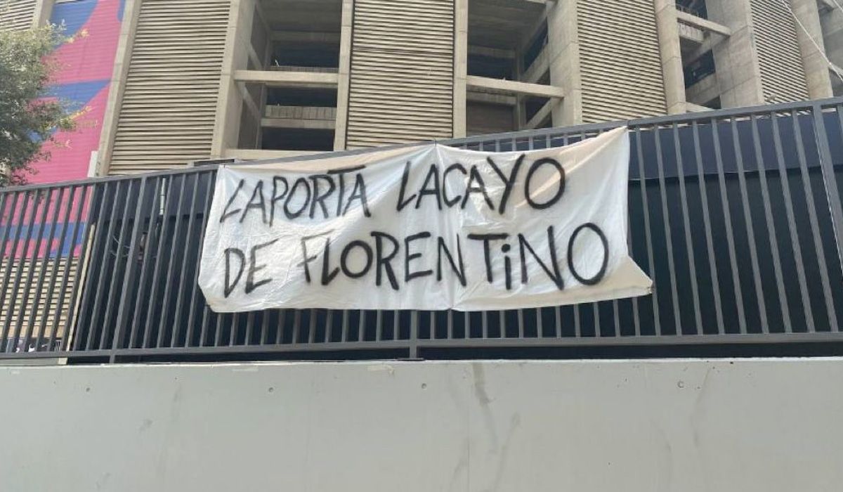 Pancartas desplegadas en el Camp Nou contra Laporta / Fuente: @fcbmarilia