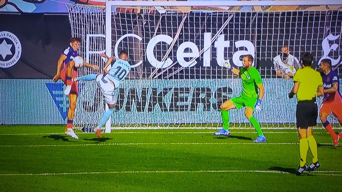 Jugada polémica en el Celta-Atlético de LaLiga (Imagen: @ArchivoVAR en Twitter)