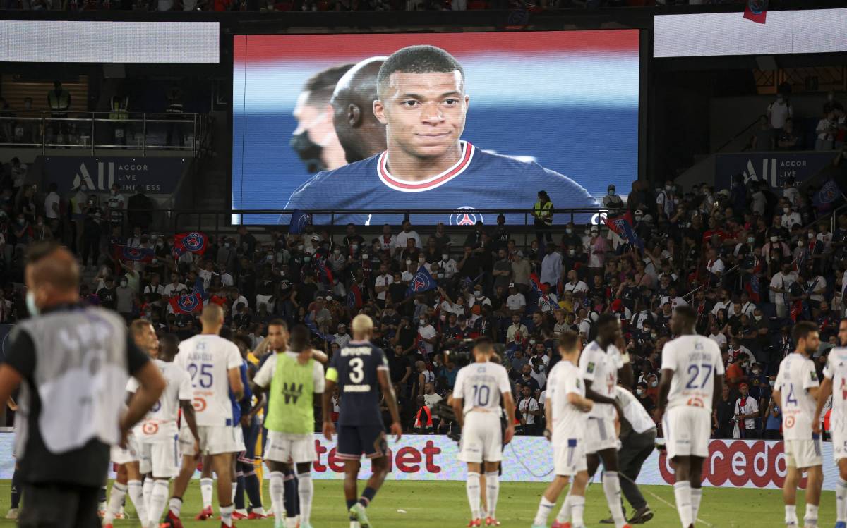 Kylian Mbappé, in the screens of the Park of the Princes