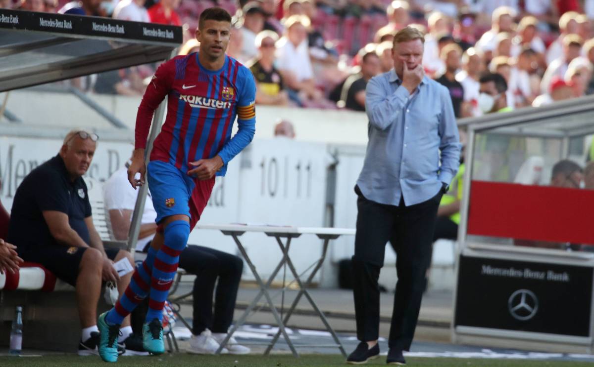 Gerard Piqué, junto a Ronald Koeman en un partido del Barça