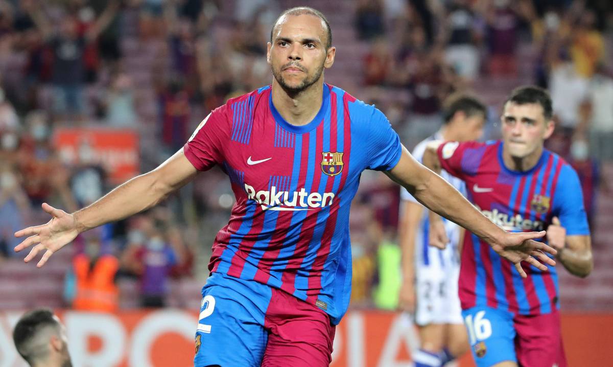 Martin Braithwaite celebrates one of his goals in front of the Real Sociedad
