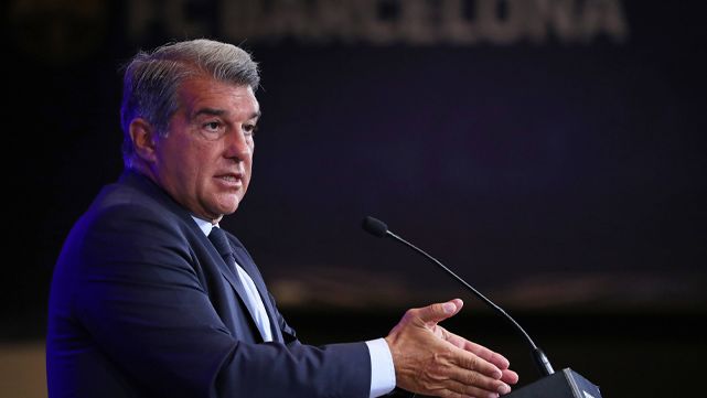 Laporta speaking before the public