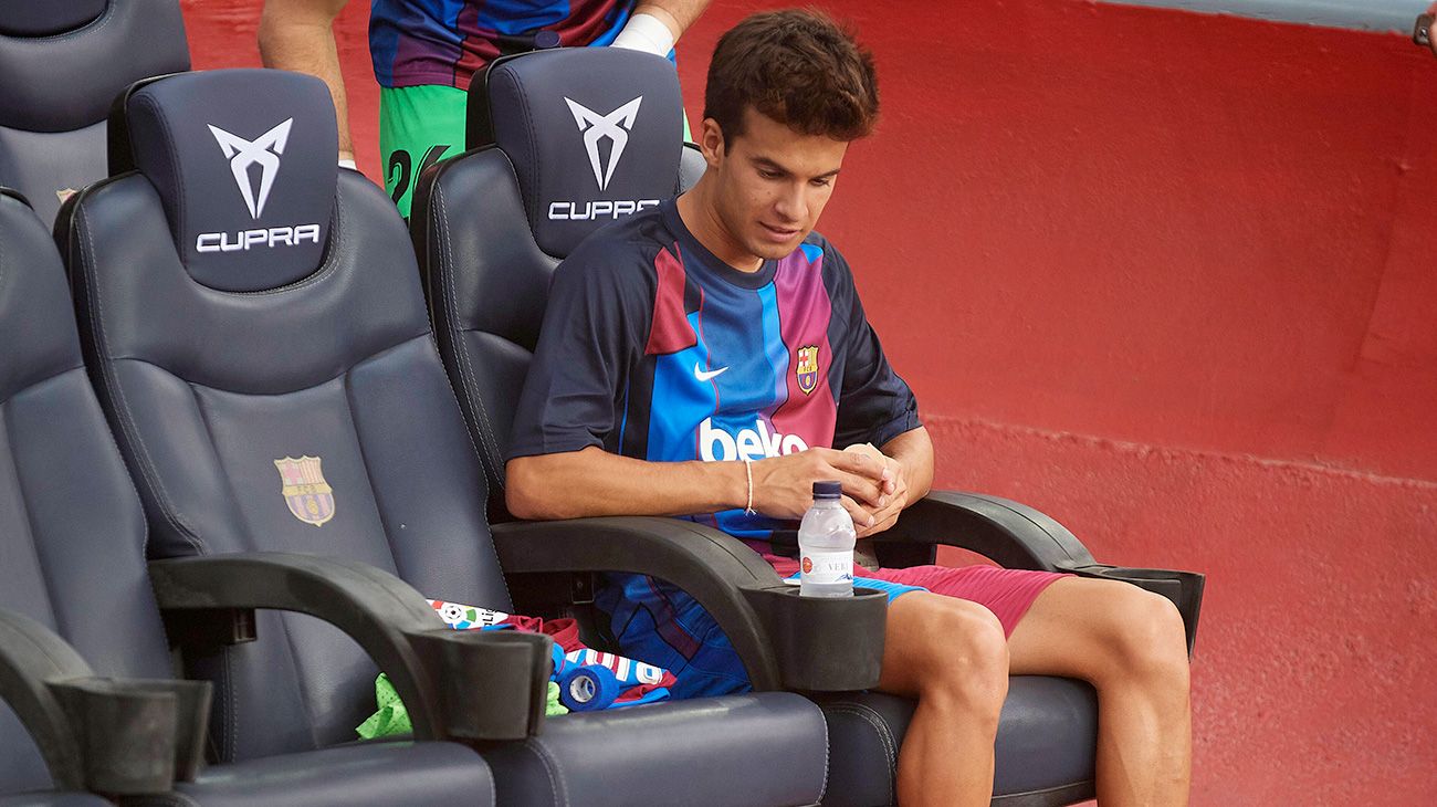 Riqui Puig en el banquillo del Barça