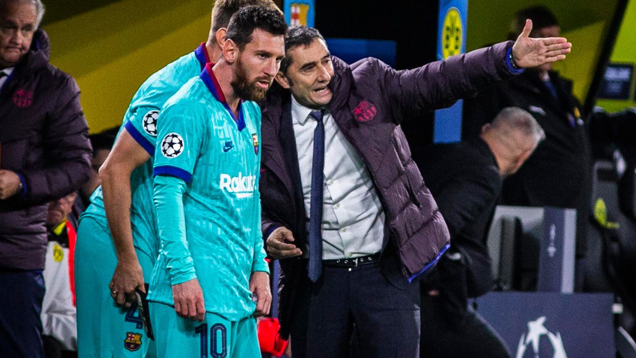 Ernesto Valverde y Leo Messi en un partido del Barça