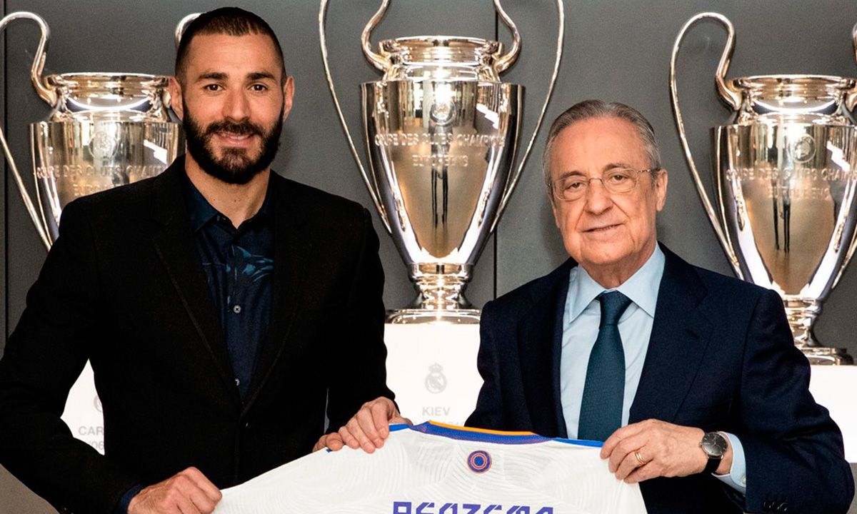Karim Benzema poses with Florentino Pérez / Image: Twitter Official Real Madrid