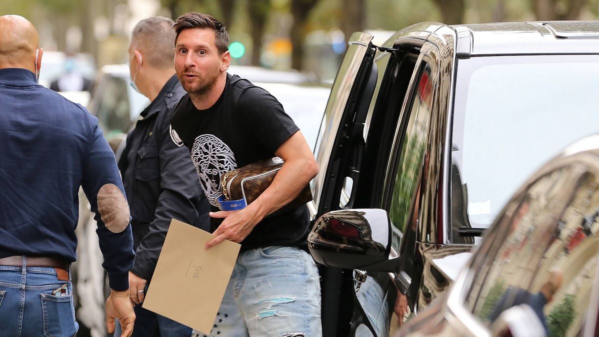 Leo Messi, going down of a car in Paris