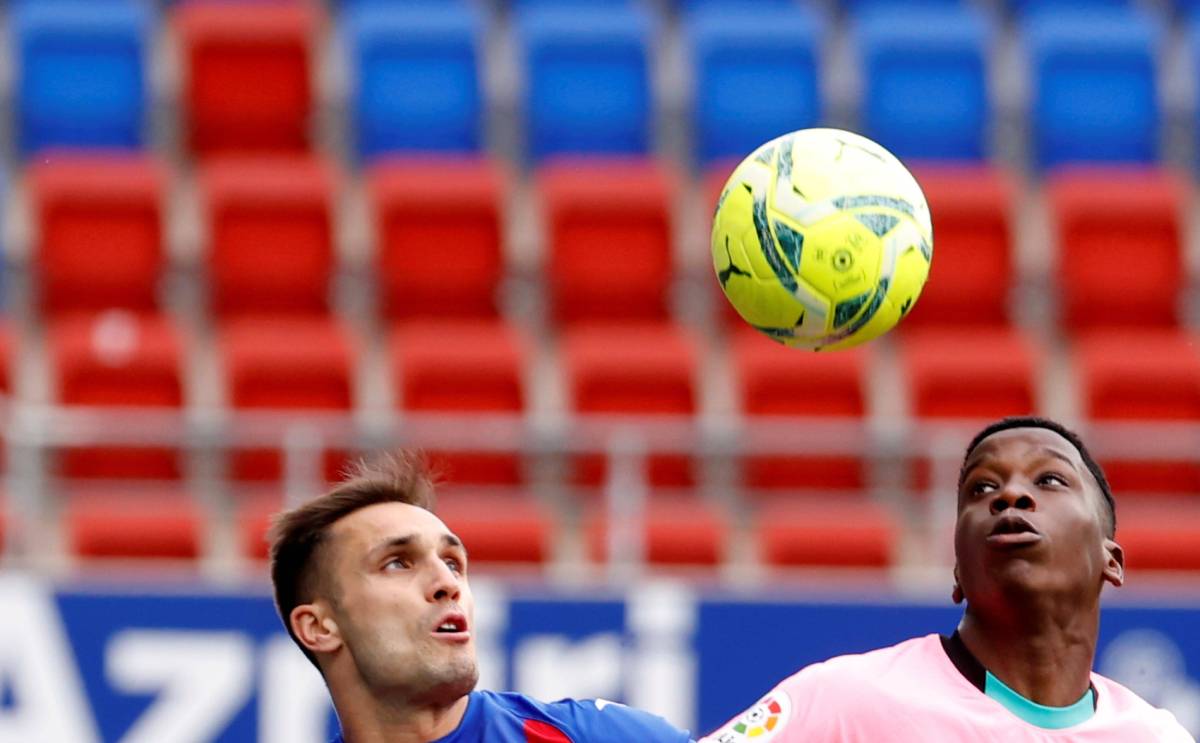 Ilaix Moriba (derecha) durante un partido del Barça