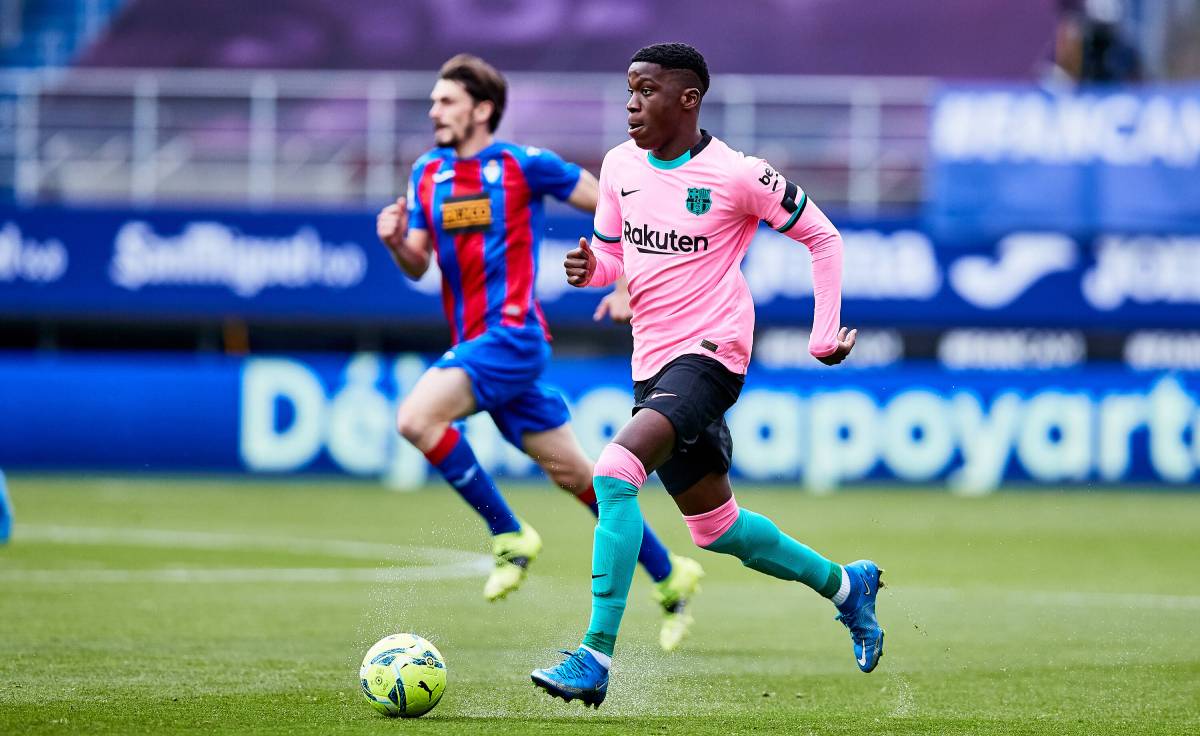 Ilaix Moriba conduce el balón en un partido del Barça