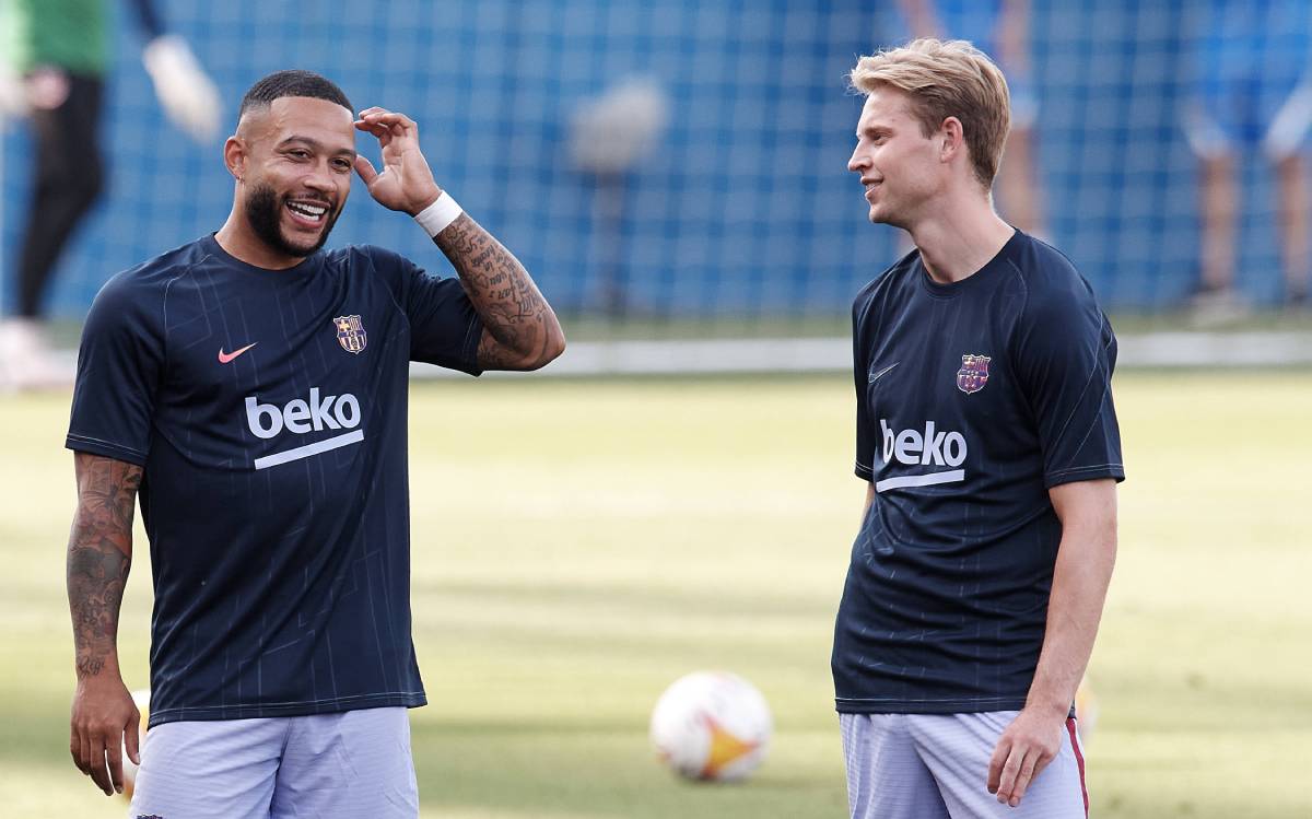 Memphis Depay And Frenkie Of Jong in a warming with the Barça