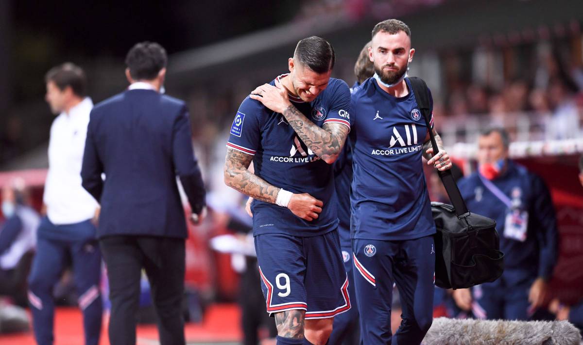 Mauro Icardi abandons the field by an injury in his shoulder