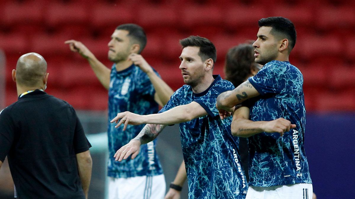 Guido Rodríguez, Lionel Messi and Cristian Romero, in a warming