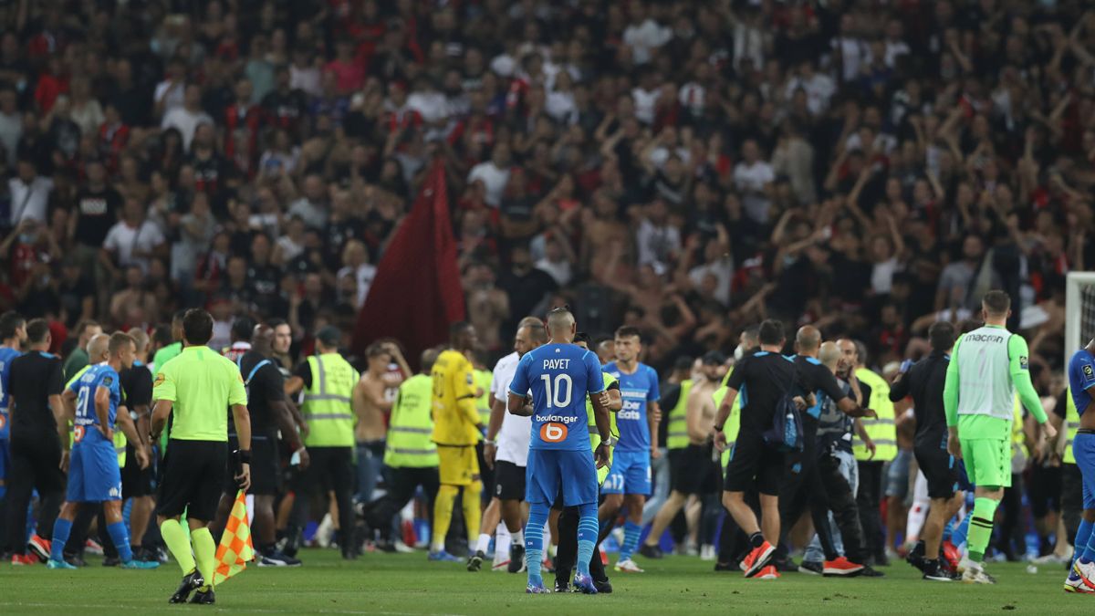 Disputa entre fanáticos y jugadores durante el Niza-Marsella de la Ligue 1