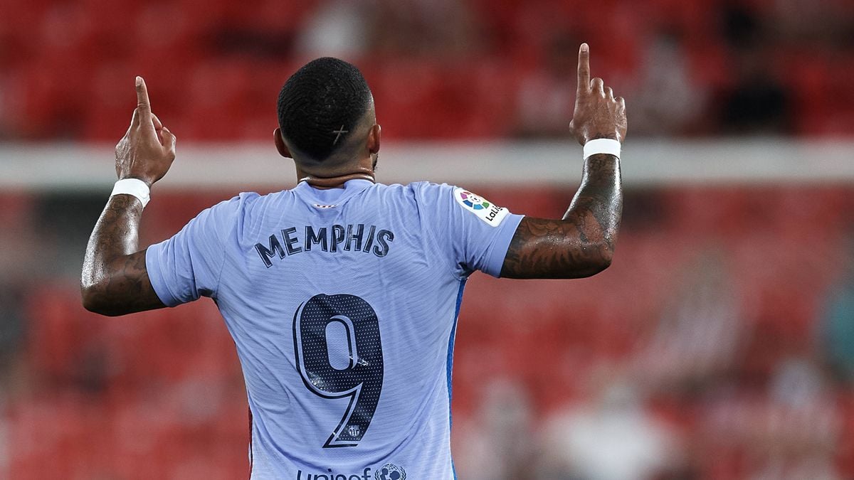 Memphis celebrando su primer gol oficial con el Barça