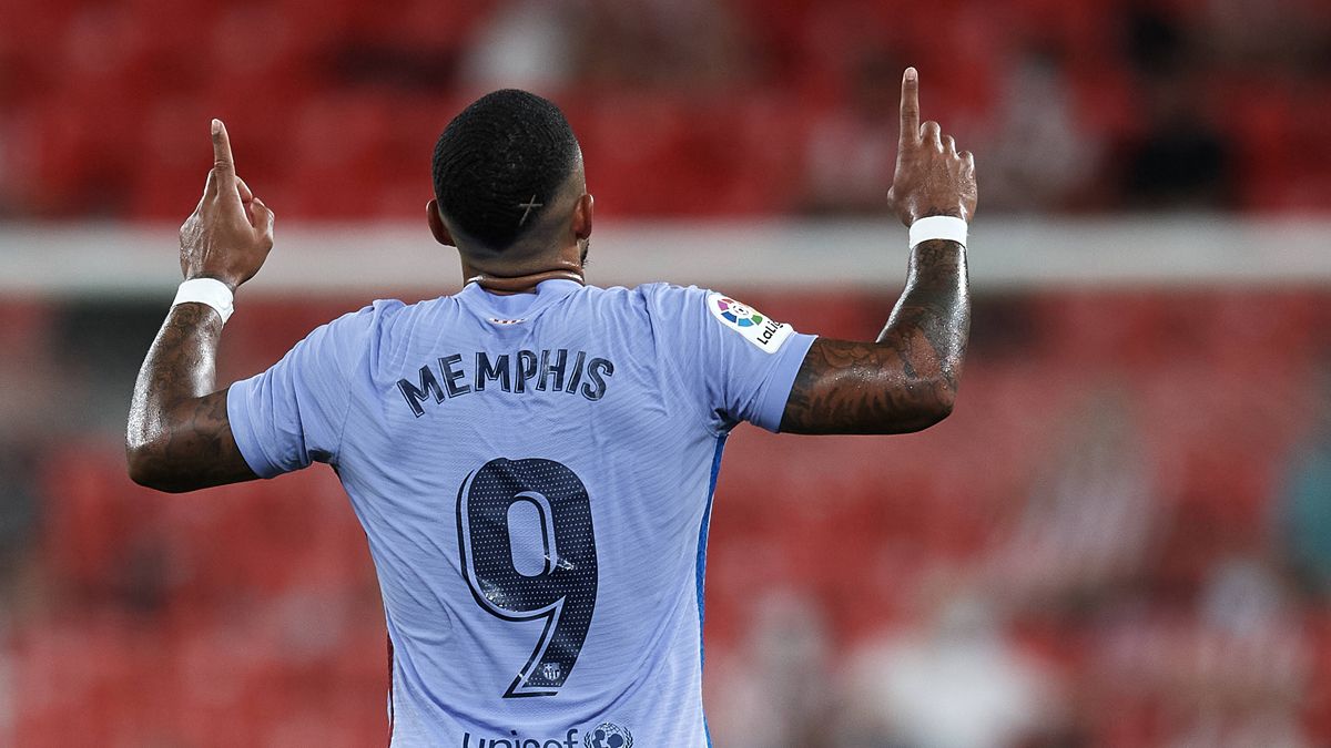 Memphis Celebrating his first official goal with the Barça