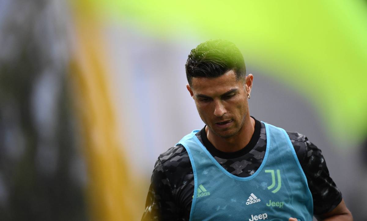 Cristiano Ronaldo calienta antes de saltar al campo con la Juve
