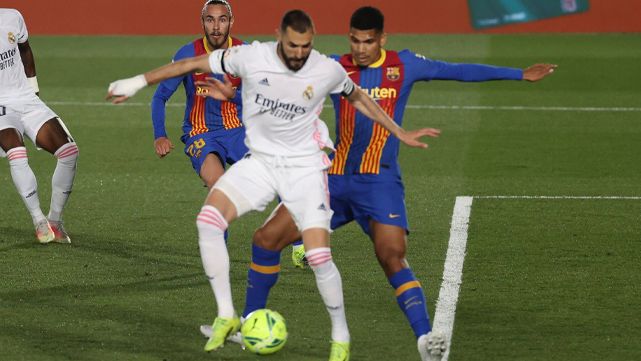 Karim Benzema y Ronald Araújo en la disputa de un balón durante un Madrid-Barça