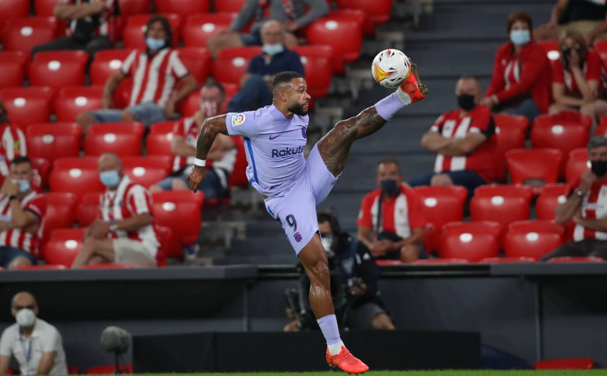 Memphis Depay Controls the balloon in the Athletic-Barça