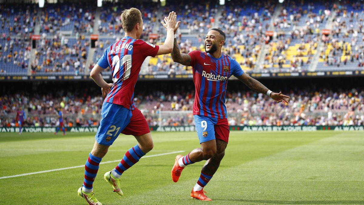 Depay Celebrates with Of Jong in front of the Getafe