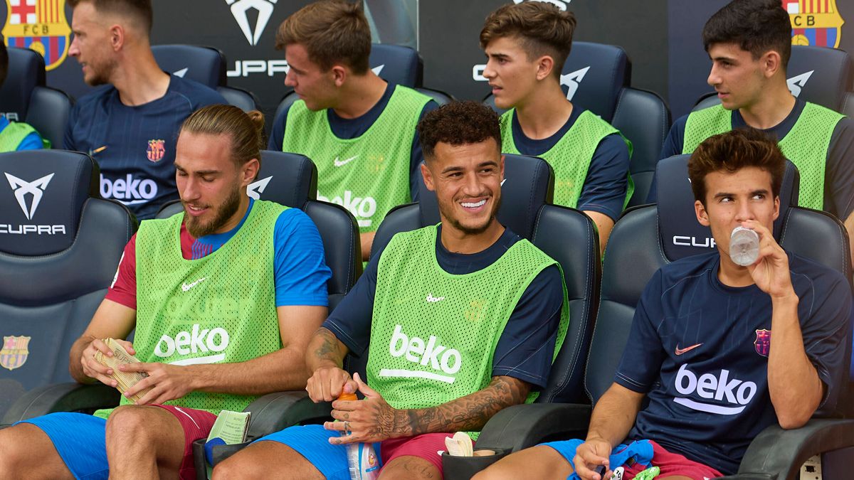 Los jugadores del Barça en el banquillo