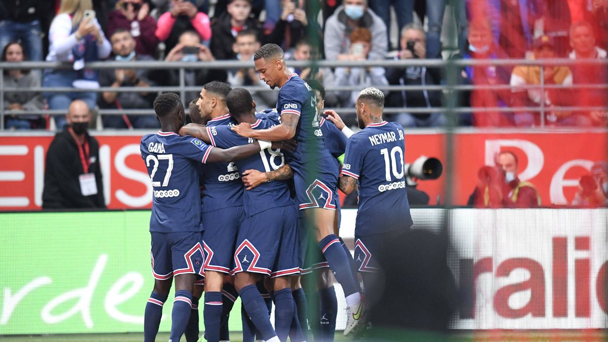 The players of the PSG celebrating a goal in front of the Reims