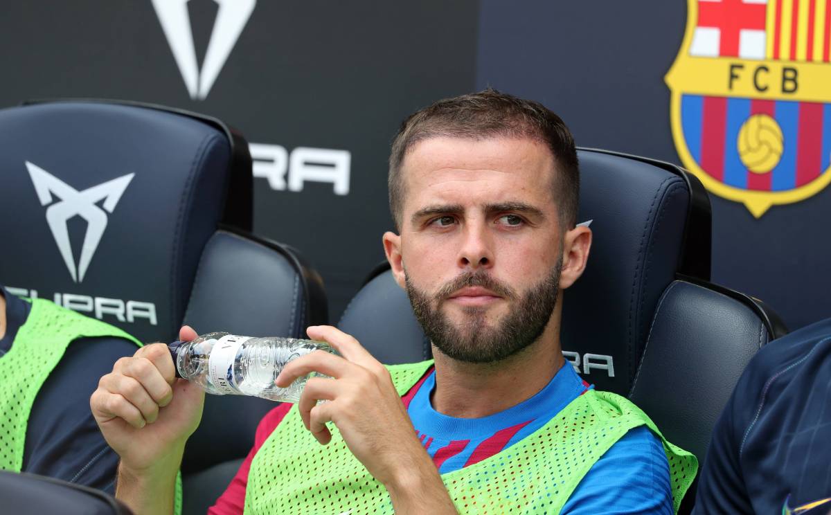 Miralem Pjanic, en el banquillo durante el Barça-Getafe