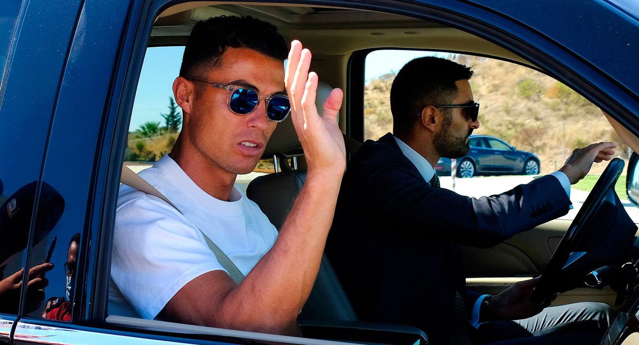 Cristiano Ronaldo saluda desde el coche