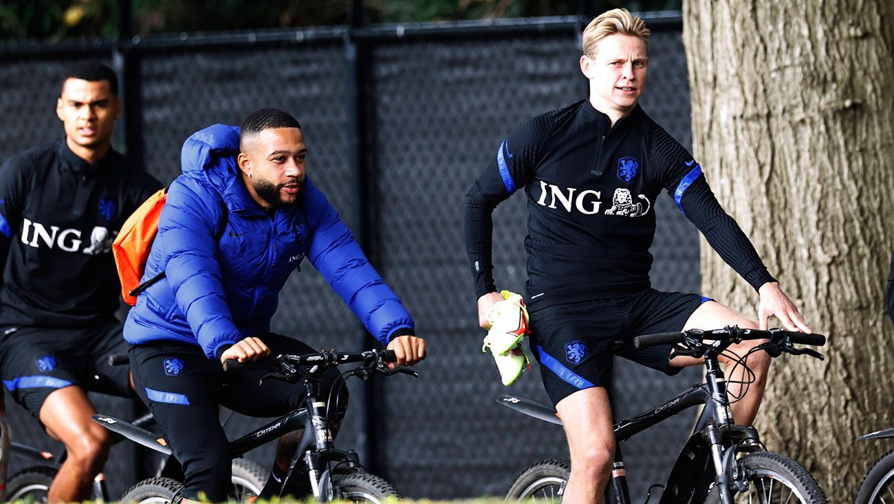 Depay y De Jong montando en bici con Holanda