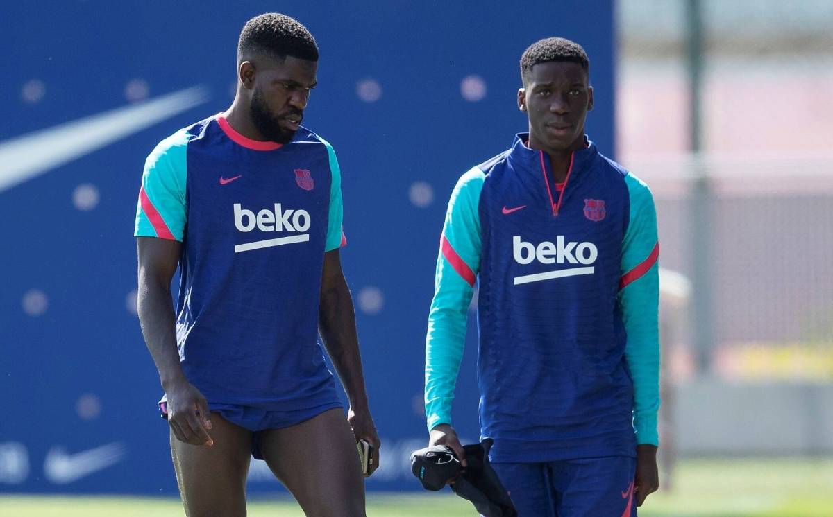 Ilaix Moriba junto a Samuel Umtiti