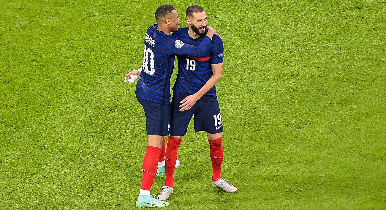 Karim Benzema y Mbappé celebran un gol