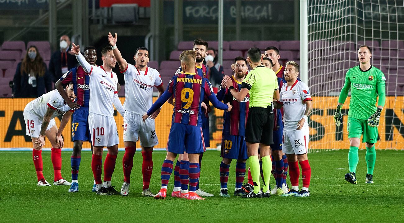 Jugadores de Barça y Sevilla se quejan