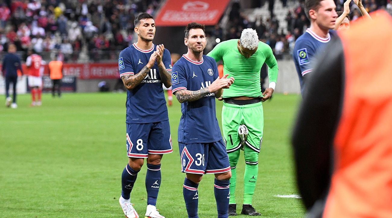 Messi applauds after his debut with the PSG